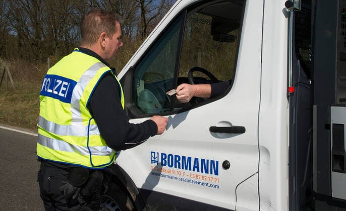 The Überherrn border crossing on Monday 23 3 2020 will remain open for commuters A passage between Germany and France is no longer permitted for vehicles without written confirmation that they are crossing the border to work bub