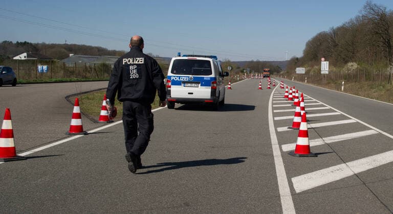 The Überherrn border crossing on Monday 23 3 2020 will remain open for commuters A passage between Germany and France is no longer permitted for vehicles without written confirmation that they are crossing the border to work bub
