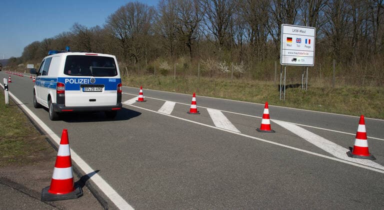 The Überherrn border crossing on Monday 23 3 2020 will remain open for commuters A passage between Germany and France is no longer permitted for vehicles without written confirmation that they are crossing the border to work bub