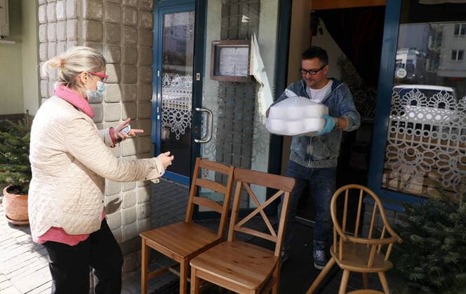Some Polish restaurants prepare food for doctors and eldery people due to the coronavirus outbreak Some Polish restaurants prepare food for doctors and eldery people due to the coronavirus outbreak on March 23, 2020 in Warsaw, Poland EN_01421450_0020 
