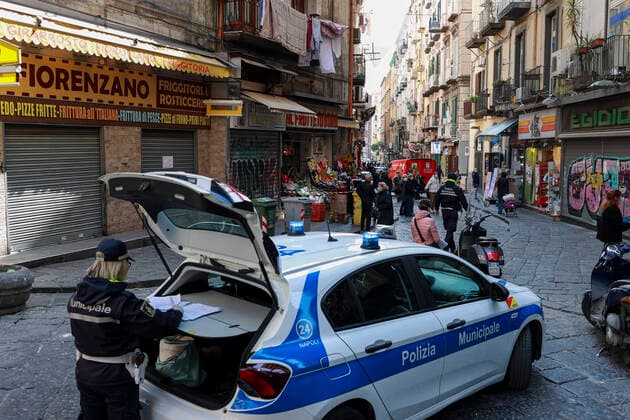 Naples 23-03-2020 Coronavirus emergency (COVID-19) pignasecca market law enforcement checks to respect distances outside the shops (Newfotosud Alessandro Garofalo) (napolipress Fotogramma, Naples - 2020-03-23) p.s. la foto e utilizzabile nel rispetto del contesto in cui e stata scattata, e senza intento diffamatorio del decoro delle persone rappresentate  Copyright: xnapolipressx xFOTOGRAMMAx