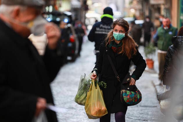 Naples 23-03-2020 Coronavirus emergency (COVID-19) pignasecca market law enforcement checks to respect distances outside the shops (Newfotosud Alessandro Garofalo) (napolipress Fotogramma, Naples - 2020-03-23) p.s. la foto e utilizzabile nel rispetto del contesto in cui e stata scattata, e senza intento diffamatorio del decoro delle persone rappresentate  Copyright: xnapolipressx xFOTOGRAMMAx