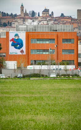Bergamo Coronavirus - Humanitas Gavazzeni of Bergamo exhibits the giant poster in solidarity with doctors and nurses (Foto & xa9;Sergio Agazzi Fotogramma, Bergamo - 2020-03-23) p.s. la foto e utilizzabile nel rispetto del contesto in cui e stata scattata, e senza intento diffamatorio del decoro delle persone rappresentate  Copyright: xFotox& xa9;SergioxAgazzix xFOTOGRAMMAx
