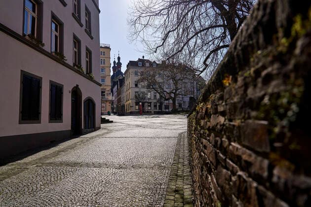 Coronavirus Koblenz 23 03 2020, Rhineland-Palatinate, Koblenz Nobody far and wide in the old town of Koblenz The city of Koblenz is largely people and empty vehicles, which the new rules take effect since Monday and serve to contain the corona pandemic