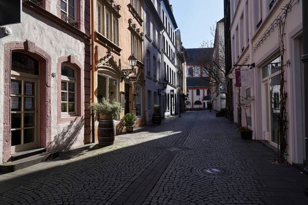 Coronavirus Koblenz 23 03 2020, Rhineland-Palatinate, Koblenz Nobody far and wide in the old town of Koblenz The city of Koblenz is largely people and empty vehicles, which the new rules take effect since Monday and serve to contain the corona pandemic