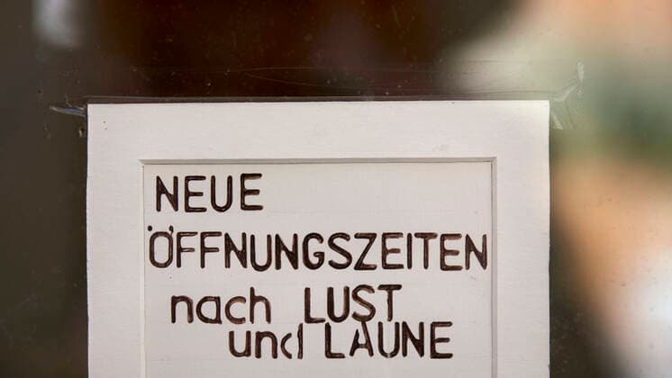 Coronavirus Koblenz 23 03 2020, Rhineland-Palatinate, Koblenz New opening hours at whim can be read at the entrance of a shop in the old town The city of Koblenz is largely people and empty vehicles, which the new rules take effect since Monday and serve to contain the Corona pandemic
