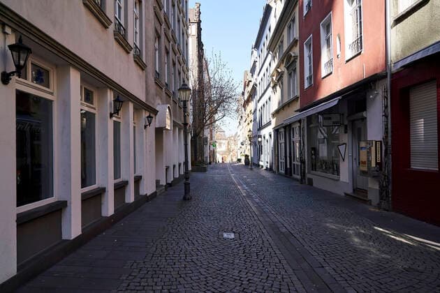 Coronavirus Koblenz 23 03 2020, Rhineland-Palatinate, Koblenz The city of Koblenz is largely people and empty vehicles, which the new rules take effect since Monday and serve to contain the corona pandemic
