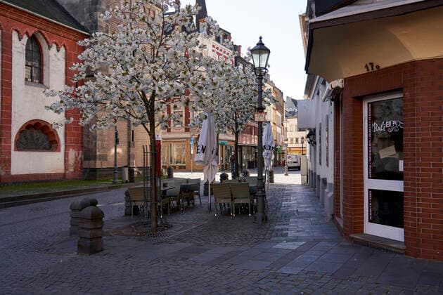 Coronavirus Koblenz 23 03 2020, Rhineland-Palatinate, Koblenz There is no one to be seen at the Liebfrauenkirche, the sun is laughing and it is a popular photo spot in the old town, the trees are already wearing their spring outfit The city of Koblenz is largely people and empty vehicles, the new rules take effect since Monday and serve to contain the Corona pandemic