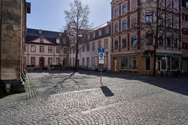 Coronavirus Koblenz 23 03 2020, Rhineland-Palatinate, Koblenz There is no one to see at the Liebfrauenkirche, the sun is laughing and it is a popular photo spot in the old town The city of Koblenz is largely people and empty vehicles, which the new rules take effect since Monday and serve to contain the corona pandemic