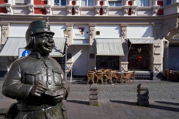 Coronavirus Koblenz 23 03 2020, Rhineland-Palatinate, Koblenz The protector at the Münzplatz, he watches over the old town The city of Koblenz is largely people and empty vehicles, which the new rules take effect since Monday and serve to contain the corona pandemic