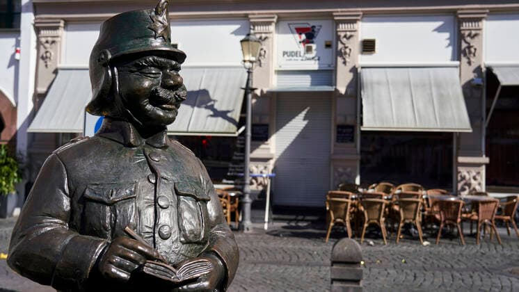 Coronavirus Koblenz Image repetition with narrower detail 23 03 2020, Rhineland-Palatinate, Koblenz The protector at the Münzplatz, he watches over the old town The city of Koblenz is largely empty of people and vehicles, which the new rules take effect since Monday and serve to contain the corona pandemic