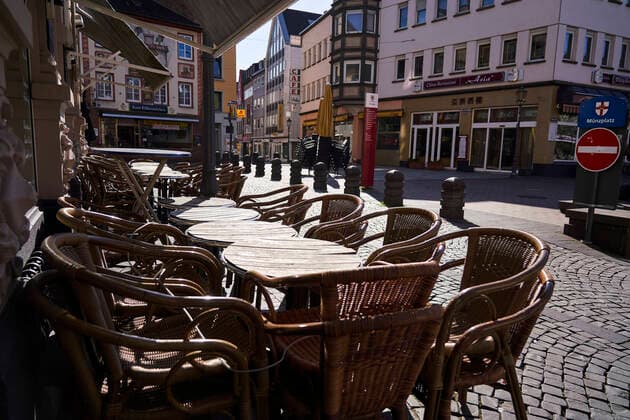 Coronavirus Koblenz 23 03 2020, Rhineland Palatinate, Koblenz An open gastronomy because of the coronavirus in the old town of Koblenz The city of Koblenz is largely people and empty vehicles, which the new rules take effect since Monday and serve to contain the corona pandemic