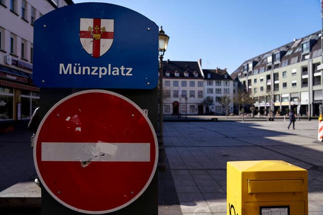 Coronavirus Koblenz 23 03 2020, Rhineland-Palatinate, Koblenz Hardly anyone walks across the Münzplatz in the old town in sunshine The city of Koblenz is largely people and empty vehicles, which the new rules take effect since Monday and serve to contain the Corona pandemic