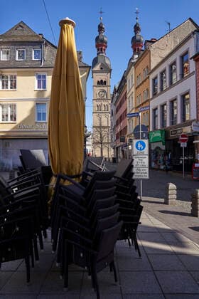 Coronavirus Koblenz 23 03 2020, Rhineland-Palatinate, Koblenz Chairs are stacked in the sunshine on a Monday in the old town, business must rest because of the coronavirus The city of Koblenz is largely people and empty vehicles, which the new rules take effect since Monday and serve to contain the corona pandemic