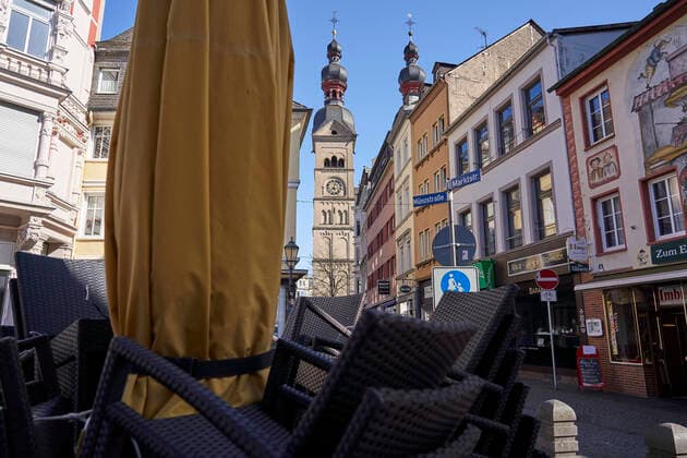 Coronavirus Koblenz 23 03 2020, Rhineland-Palatinate, Koblenz Chairs are stacked in the sunshine on a Monday in the old town, business must rest because of the coronavirus The city of Koblenz is largely people and empty vehicles, which the new rules take effect since Monday and serve to contain the corona pandemic