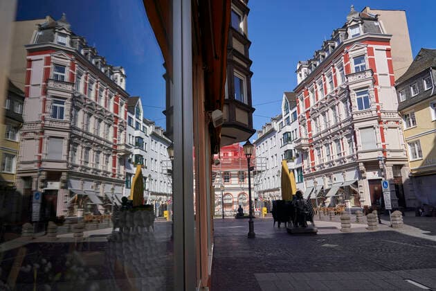 Coronavirus Koblenz 23 03 2020, Rhineland-Palatinate, Koblenz The outer facade of a house front is reflected in a shop window The city of Koblenz is largely people and empty vehicles, which the new rules take effect since Monday and serve to contain the corona pandemic