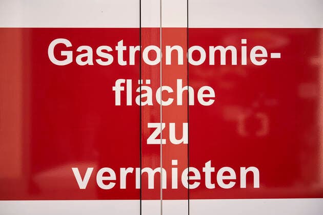 Coronavirus Koblenz 23 03 2020, Rhineland-Palatinate, Koblenz Catering space for rent is available at a shop by sticker to read The city of Koblenz is largely people and vehicle empty, which the new rules take effect since Monday and serve to contain the Corona pandemic