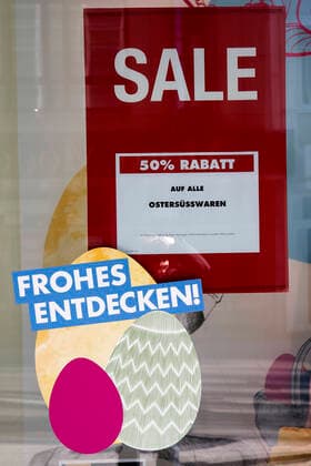Coronavirus Koblenz 23 03 2020, Rhineland-Palatinate, Koblenz SALE 50 percent discount on all Easter sweets, is to read on an exit of a closed wholesale store The city of Koblenz is largely people and vehicle empty, which the new rules take effect since Monday and serve to contain the Corona pandemic