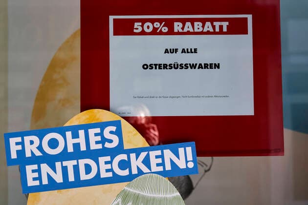 Coronavirus Koblenz 23 03 2020, Rhineland-Palatinate, Koblenz SALE 50 percent discount on all Easter sweets, is to read on an exit of a closed wholesale store The city of Koblenz is largely people and vehicle empty, which the new rules take effect since Monday and serve to contain the Corona pandemic