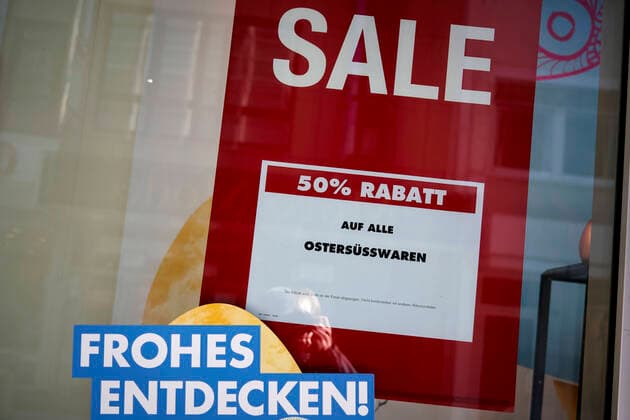 Coronavirus Koblenz 23 03 2020, Rhineland-Palatinate, Koblenz SALE 50 percent discount on all Easter sweets, is to read on an exit of a closed wholesale store The city of Koblenz is largely people and vehicle empty, which the new rules take effect since Monday and serve to contain the Corona pandemic
