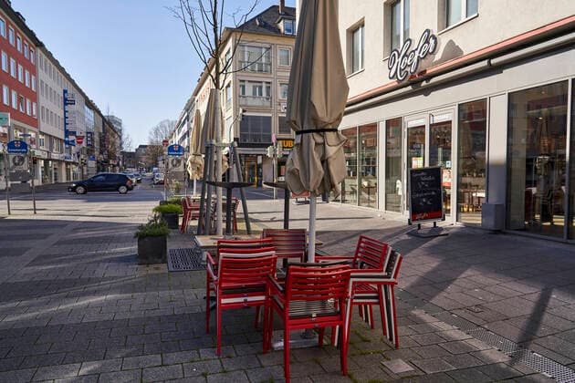 Coronavirus Koblenz 23 03 2020, Rhineland-Palatinate, Koblenz The outdoor area of a bakery is closed, the chairs placed on top of each other The city of Koblenz is largely people and empty vehicles, which the new rules take effect since Monday and serve to contain the Corona pandemic