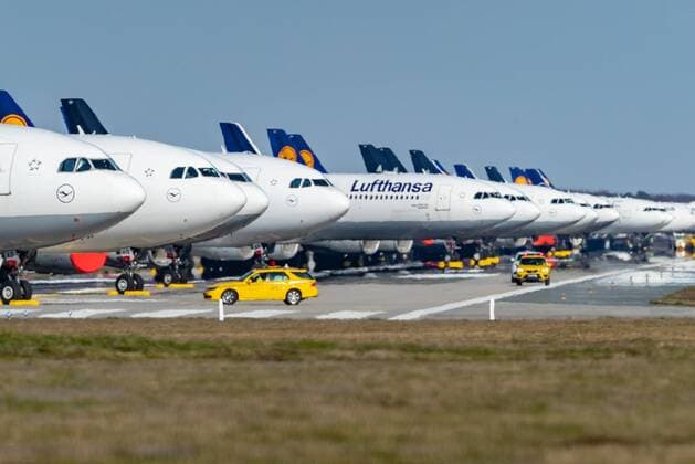 Frankfurt am Main, Northwest runway, 23 03 2020, Lufthansa aircraft parked on the northwest runway, A runway as a parking area for Lufthansa aircraft on the northwest runway Frankfurt am Main Northwest runway Hessen Germany