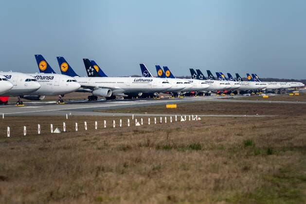 Frankfurt am Main, Northwest runway, 23 03 2020, Lufthansa aircraft parked on the northwest runway, A runway as a parking area for Lufthansa aircraft on the northwest runway Frankfurt am Main Northwest runway Hessen Germany