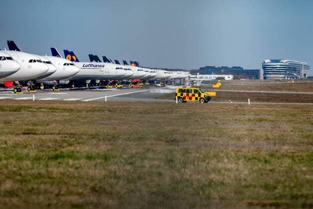 Frankfurt am Main, Northwest runway, 23 03 2020, Lufthansa aircraft parked on the northwest runway, A runway as a parking area for Lufthansa aircraft on the northwest runway Frankfurt am Main Northwest runway Hessen Germany