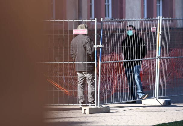 xfux, News, Corona Testcenter SARS CoV 2 Covid 10 in Darmstadt deloka 2 two people are waiting in front of the test center in Darmstadt Darmstadt