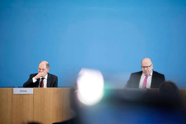Peter Altmaier, Olaf Scholz - Coronavirus DEU, Deutschland, Germany, Berlin, 23.03.2020 Olaf Scholz, Finanzminister und Vizekanzler SPD, und Peter Altmaier, Bundeswirtschaftsminister CDU (v.l.t.r) waehrend der Bundespressekonferenz zum Thema Nachtragshaushalt 2020 und Reaktion auf die Corona-Krise in Berlin. Olaf Scholz, German Minister of Finance SPD, and Peter Altmaier, Federal Minister for Economy CDU (f.l.t.r.), during a federal press call at Bundespressekonferenz concerning a supplementary budget for 2020 and the reaction to the coronavirus outbreak in Berlin, Germany. The number of confirmed cases in Germany has a heavy impact on public life.