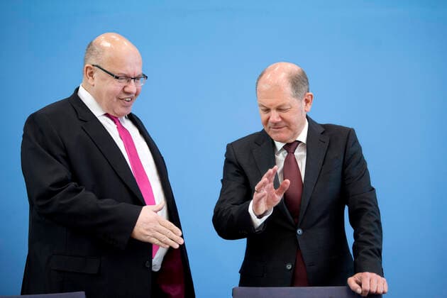 Peter Altmaier, Olaf Scholz - Coronavirus DEU, Deutschland, Germany, Berlin, 23.03.2020 Versuch von einem Handschlag wird von Scholz abgelehnt: Peter Altmaier, Bundeswirtschaftsminister CDU, und Olaf Scholz, Finanzminister und Vizekanzler SPD (v.l.t.r) waehrend der Bundespressekonferenz zum Thema Nachtragshausjalt 2020 und Reaktion auf die Corona-Krise in Berlin. Try of a handshake : Peter Altmaier, Federal Minister for Economy CDU, and Olaf Scholz, German Minister of Finance SPD (f.l.t.r.), during a federal press cal at Bundespressekonferenz concerning a supplementary budget for 2020 and the reaction to the coronavirus outbreak in Berlin, Germany. The number of confirmed cases in Germany has a heavy impact on public life