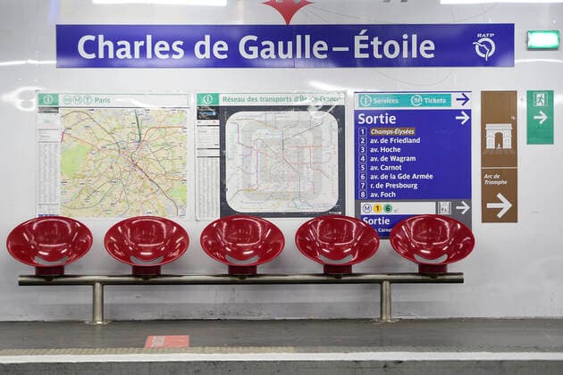 Paris en mode confinement Station du RER A Charles De Gaulle Etoile deserte NEWS : COVID 19 a Paris - 23 03 2020 JBAutissier Panoramic 