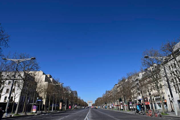 Paris en mode confinement Champs Elysees Arc de Triomphe NEWS : COVID 19 a Paris - 23 03 2020 JBAutissier Panoramic 