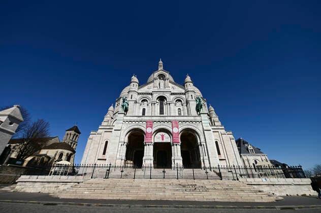 Paris en mode confinement Basilique du Sacre Coeur a Montmartre NEWS : COVID 19 a Paris - 23 03 2020 JBAutissier Panoramic 