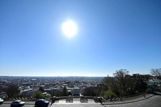 Paris en mode confinement Vue de Paris depuis la Basilique du Sacre Coeur a Montmartre NEWS : COVID 19 a Paris - 23 03 2020 JBAutissier Panoramic 