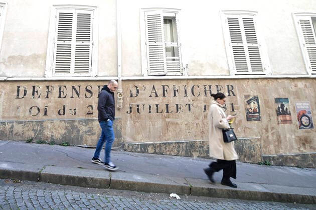 Paris en mode confinement une femme et un jeune homme se promenent dans les rues de Montmartre NEWS : COVID 19 a Paris - 23 03 2020 JBAutissier Panoramic 