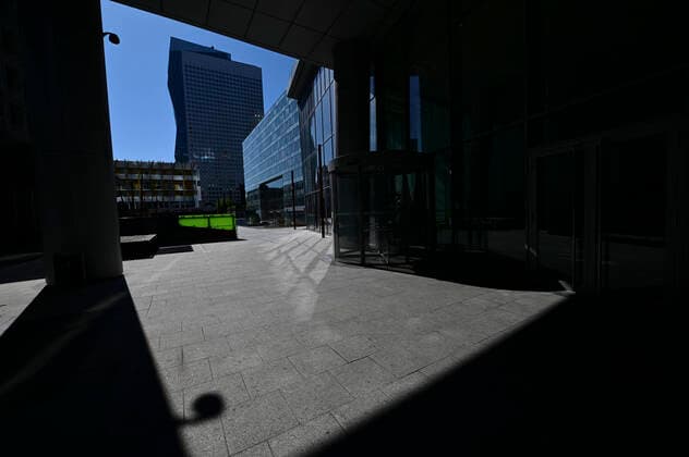 Paris en mode confinement L Arche de la Defense et son quartier d affaires desert NEWS : COVID 19 a Paris - 23 03 2020 JBAutissier Panoramic 