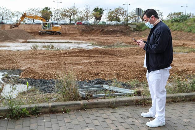 March 23, 2020, Valencia, VALENCIA, SPAIN: Illustration, Sanitary contemplates the works for the Campaign Hospital during the second week after the Government declared the state of alarm in Spain and recommended people to stay at home to fight coronavirus COVID-19 on March 23, 2020 in Valencia, Spain Valencia SPAIN - ZUMAa181 20200323_zaa_a181_072 Copyright: xIvanxTerronx