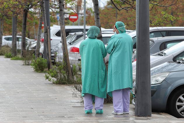 March 23, 2020, Valencia, VALENCIA, SPAIN: Illustration, Health personnel protected with latex gloves, masks and gowns during the second week after the Government declared the state of alarm in Spain and recommended people to stay at home to fight coronavirus COVID-19 on March 23, 2020 in Valencia, Spain Valencia SPAIN - ZUMAa181 20200323_zaa_a181_082 Copyright: xIvanxTerronx