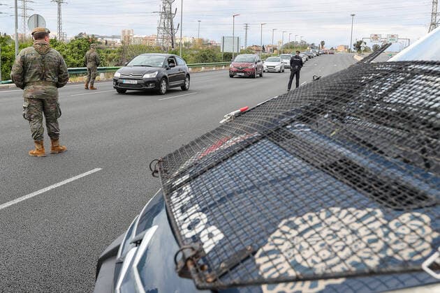 March 23, 2020, Valencia, VALENCIA, SPAIN: Illustration, Military and National Police carry out a control at one of the entrances to Valencia during the second week after the Government declared the state of alarm in Spain and recommended people to stay at home to fight coronavirus COVID-19 on March 23, 2020 in Valencia, Spain Valencia SPAIN - ZUMAa181 20200323_zaa_a181_104 Copyright: xIvanxTerronx