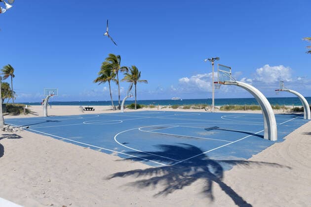 News Bilder des Tages March 23, 2020, Fort Lauderdale, Florida, United States Of America: FORT LAUDERDALE, FL - MARCH 23: COVID-19 Fort Lauderdale businesses comes to a halt after Florida Gov. Ron DeSantis orders all entertainment venues, restaurants, and beaches to close in Broward and Palm Beach Counties in an effort to slow the spread of the Coronavirus on March 23, 2020 in Fort Lauderdale, Florida..People: Port Of Miami Fort Lauderdale United States Of America - ZUMAs214 20200323_zaa_s214_145 Copyright: xSMGx