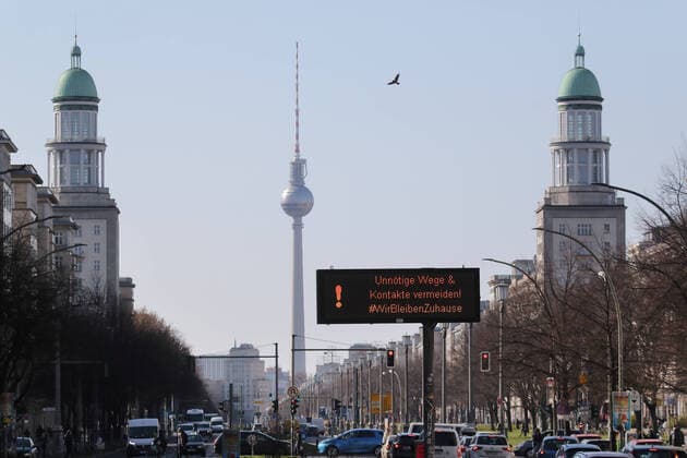 23 03 2020, Berlin, GER Notice on Frankfurter Allee Avoid unnecessary ways and contacts everyday life, display, curfew, curfew, outside, outdoor, cars, Berlin, corona epidemic, corona infection, cor