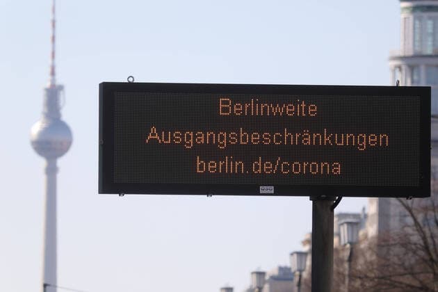 23 03 2020, Berlin, CEFR Reference to Berlin-wide curfew In the background the Berlin TV tower Everyday life, display, curfew, curfew, outside, outdoor shot, Berlin, corona epidemic, corona infection, corona pandemic, corona virus, Coronavirus SARS CoV 2, Covid 19, Covid 19, german, Germany, Europ