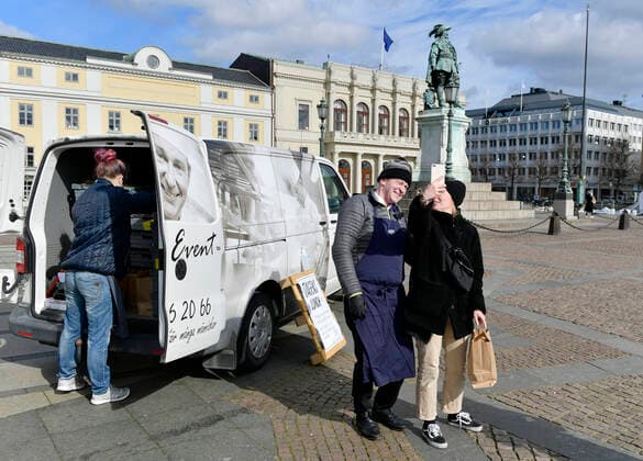 Gothenburg 2020 03 23 Michelin Krögarparet Anne and Hakan Thörnström came up with the brilliant idea to drive lunch for sale at Gustaf Adolfs Torg in Gothenburg when everything died at the restaurant as a result of the corona virus Mondays 400 day lunch was sold well just by going out on Facebook in day again Photo Tommy Holl TT Code 2391 Gothenburg Sweden x2391x,  Copyright: xTommyxHoll TTx Hakan Thörnström