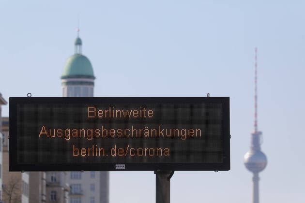 23 03 2020, Berlin, CEFR Reference to Berlin-wide curfew In the background the Berlin TV tower Everyday life, display, curfew, curfew, outside, outdoor shot, Berlin, corona epidemic, corona infection, corona pandemic, corona virus, Coronavirus SARS CoV 2, Covid 19, Covid 19, german, Germany, Europ