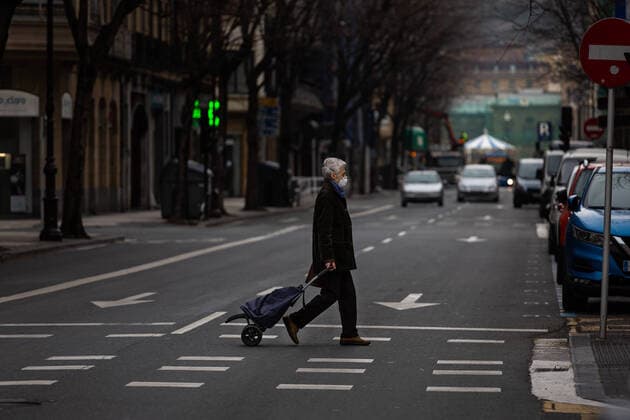 March 23, 2020, San Sebastian, Spain: A woman wearing a face mask as a precaution against the spread of Coronavirus crosses an empty street with her shopping trolley..Spain registers more than 33,000 cases of coronavirus which means an increase of around 16% of people infected by Covid 19. In addition, the number of people who died from the coronavirus is 2,182 that is 462 more than the day before, which makes Monday 23rd the worst day of the crisis in terms of deaths. San Sebastian Spain - ZUMAs197 20200323_zaa_s197_035 Copyright: xJavixJuliox