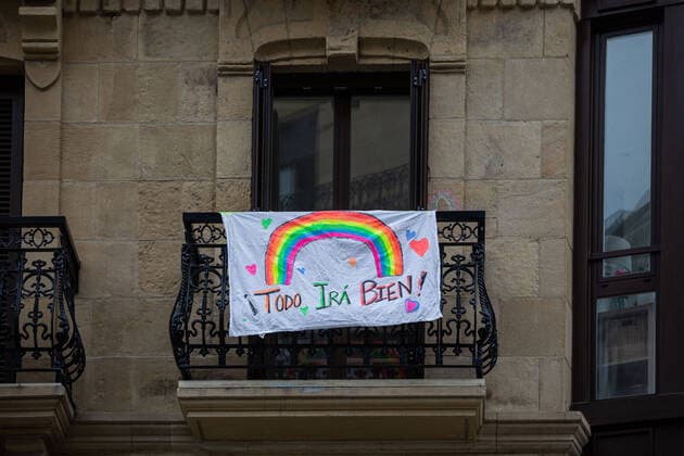 News Bilder des Tages March 23, 2020, San Sebastian, Spain: A poster with a rainbow drawn by children hangs on a balcony..Spain registers more than 33,000 cases of coronavirus which means an increase of around 16% of people infected by Covid 19. In addition, the number of people who died from the coronavirus is 2,182 that is 462 more than the day before, which makes Monday 23rd the worst day of the crisis in terms of deaths. San Sebastian Spain - ZUMAs197 20200323_zaa_s197_036 Copyright: xJavixJuliox