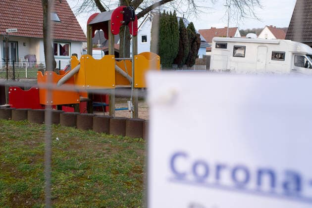 Lippinghausen, Germany 23 03 2020 Feature Effects Coronavirus The coronavirus Covid 19 causes playground closures In the picture A closure and information of the ban , Lippinghausen Germany