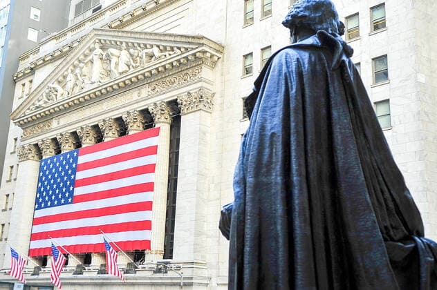 New York Stock Exchange officials COVID-19 positive The raging coronavirus will close the New York Stock Exchange s floor operations on Monday, after employees tested positive for the coronavirus. New York New York United States Copyright: LuizxRobertoxLima-ANB