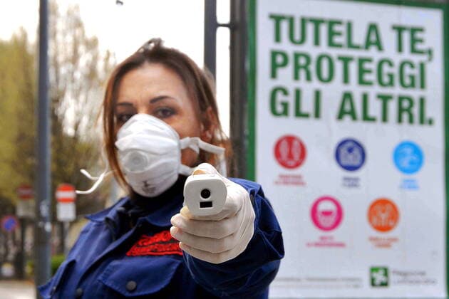 Milan Measurement of fever in the workplace (Maurizio Maule Fotogramma, Milan - 2020-03-23) p.s. la foto e utilizzabile nel rispetto del contesto in cui e stata scattata, e senza intento diffamatorio del decoro delle persone rappresentate  Copyright: xMaurizioxMaulex xFOTOGRAMMAx